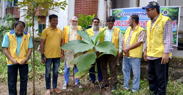 ঝরনারপার এলাকায় লায়ন্স ক্লাব অব সিলেট হলি সিটির বৃক্ষরোপণ কর্মসূচি পালন